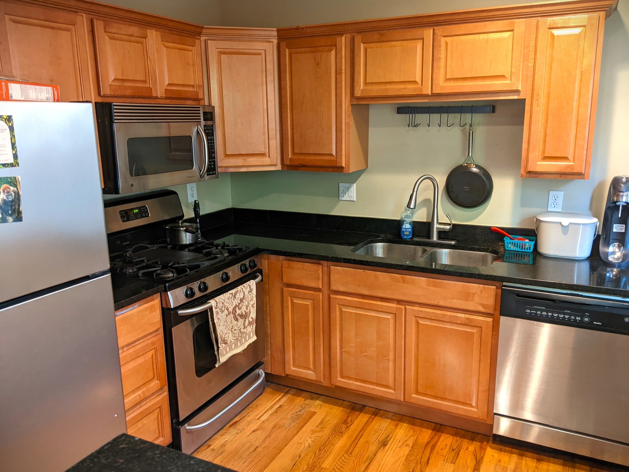 Kitchen Stove and Microwave - 760 Dexter St