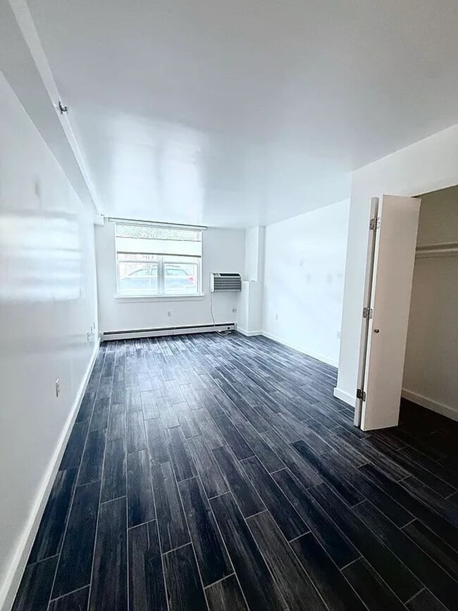 Building Photo - Spacious Studio in Boutique Condo