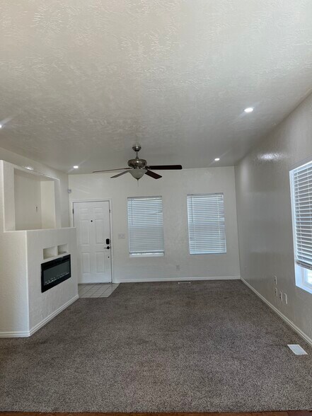 Building Photo - 4146 NE Pinion Cir
