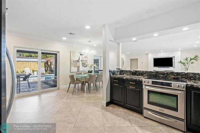 Building Photo - 2725 NE 35th Ct