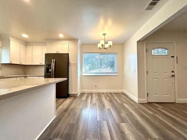 Building Photo - Beautiful Updated 2 Bedroom 2 Bathroom - C...
