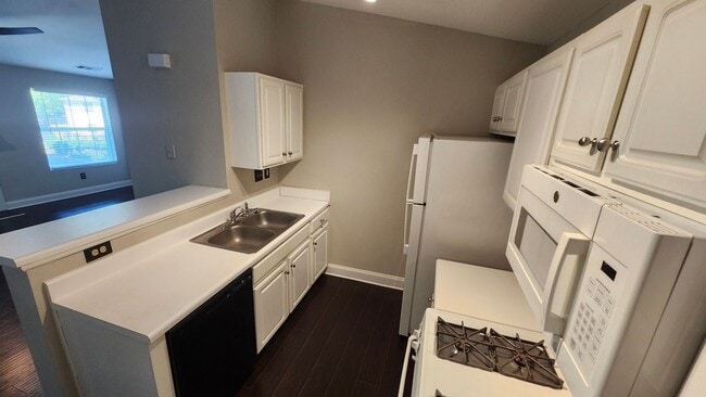 Building Photo - Top-Floor 2-Bed, 2-Bath Condo with Firepla...