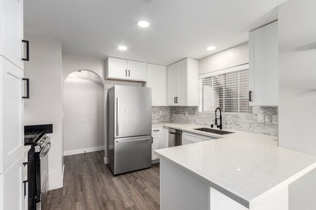 Building Photo - Stunning Renovated 3-Bedroom condo in The ...