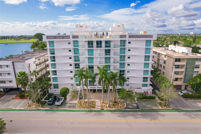 Building Photo - 9400 W Bay Harbor Dr