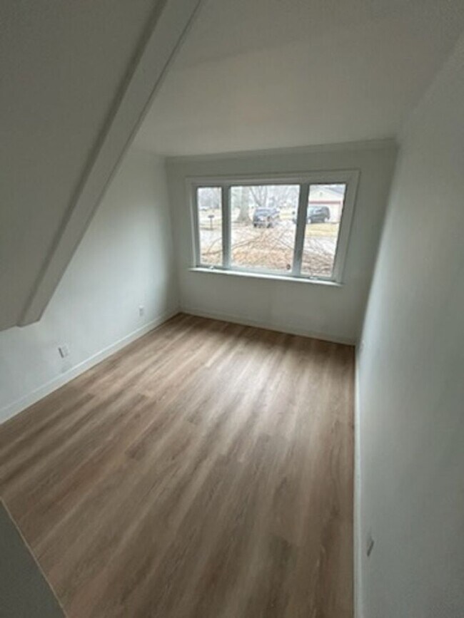 Building Photo - 3 bed 2 bath fenced in yard!!