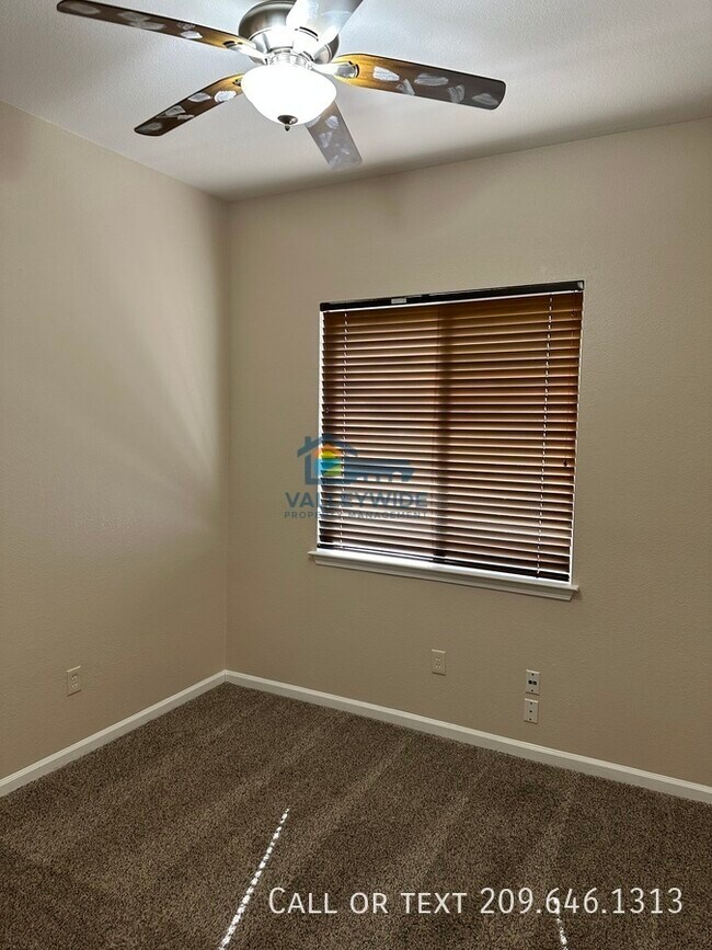 Building Photo - 2555 Crestmore Cir