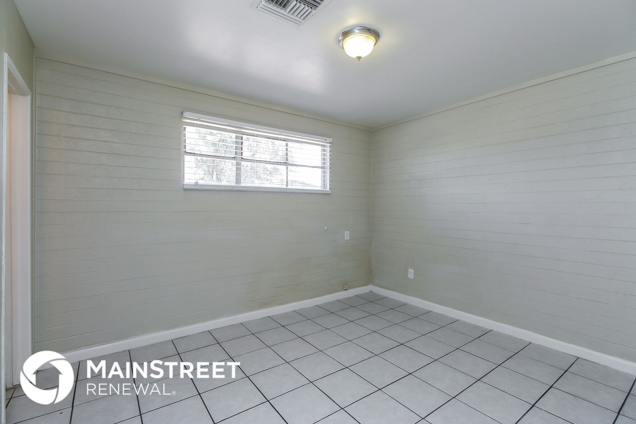 Building Photo - 3908 W Lewis Ave