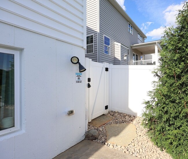 Building Photo - 4 Bedroom, 4 Bath Home w/Backyard Heated Pool overlooking Pearl's Fen