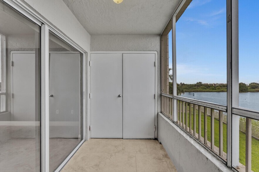 Building Photo - 2811 N Oakland Forest Dr