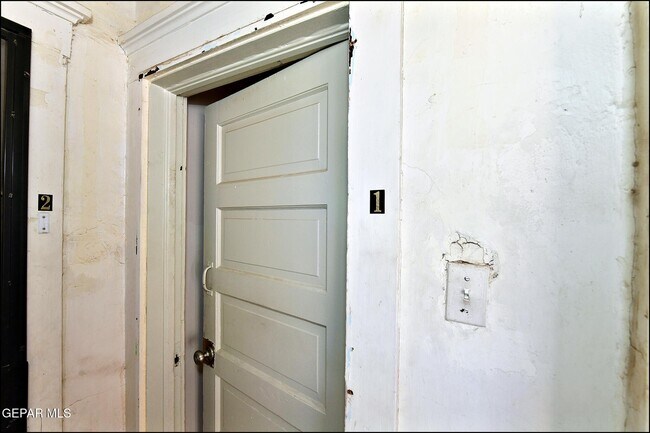 Building Photo - 2526 Yandell Dr