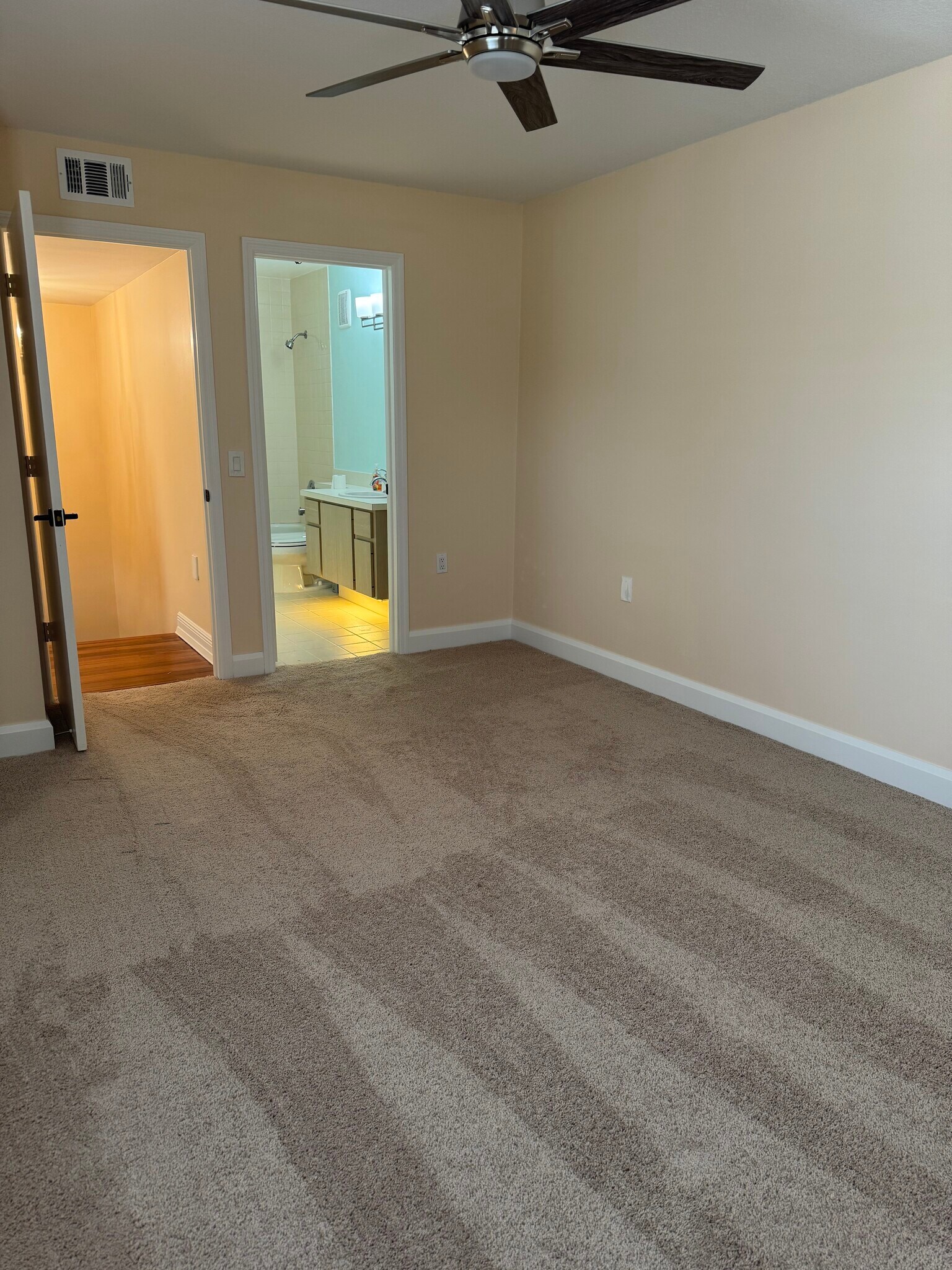 Bedroom with bathroom - 3441 SW Sunset Trace Cir
