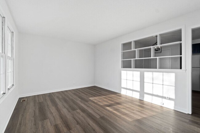 Building Photo - 3 Bedroom Dog Friendly Home For Rent!