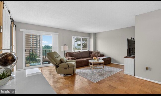 Building Photo - 1121 University Blvd W
