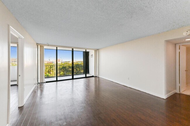 Building Photo - 5600 N Flagler Dr
