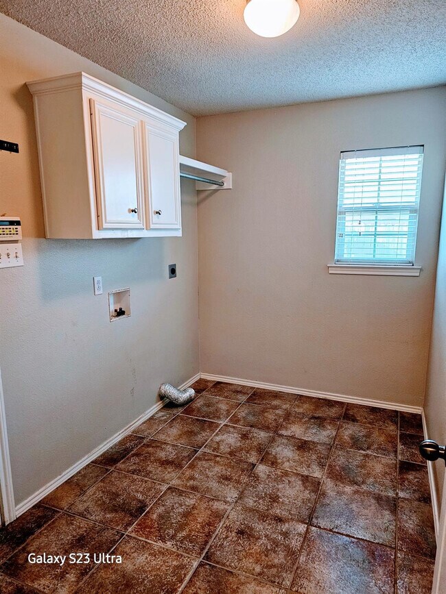 Building Photo - 9804 Ironton Ave