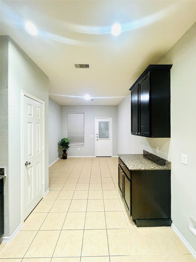 Building Photo - 1411 S Maple Dr