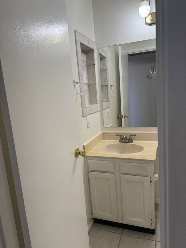 Building Photo - Awesome 2 bdrm house on corner lot in Nort...