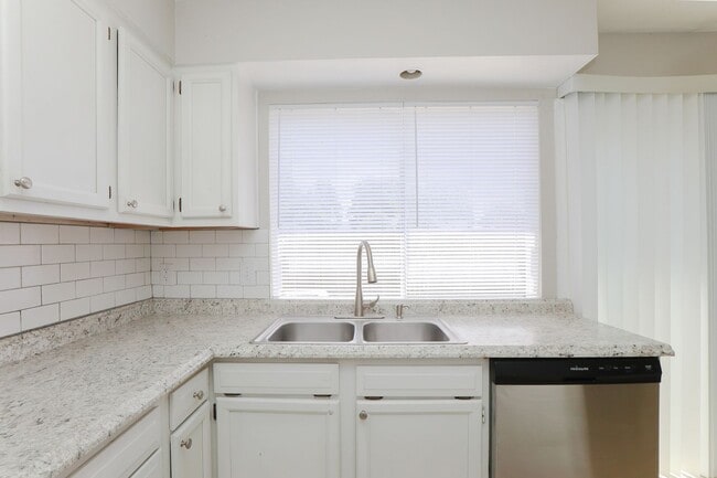 Building Photo - Updated 3BR Townhouse in Prime VA Beach Lo...