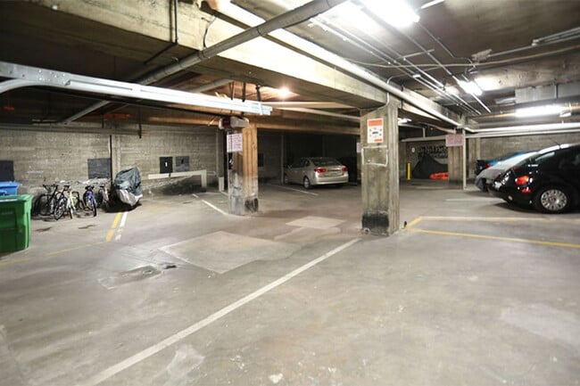 Building Photo - OPEN HOUSE: Thursday (1/29) 7:40pm-8:00pm. Renovated studio in Central Richmond, H/W Floors, Shar...