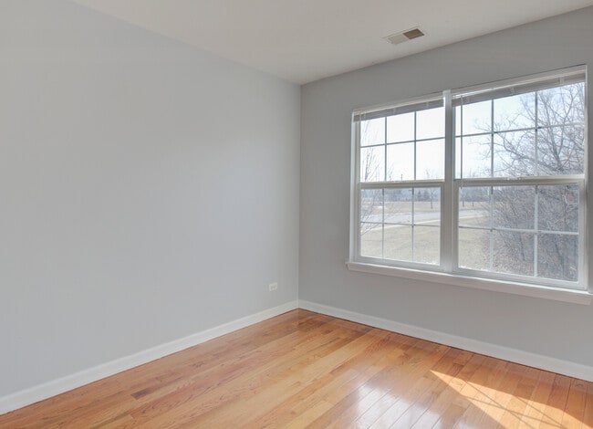 Building Photo - 974 N Village Dr