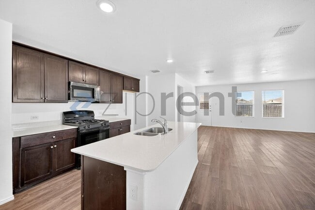 Building Photo - 900 Wildflower St