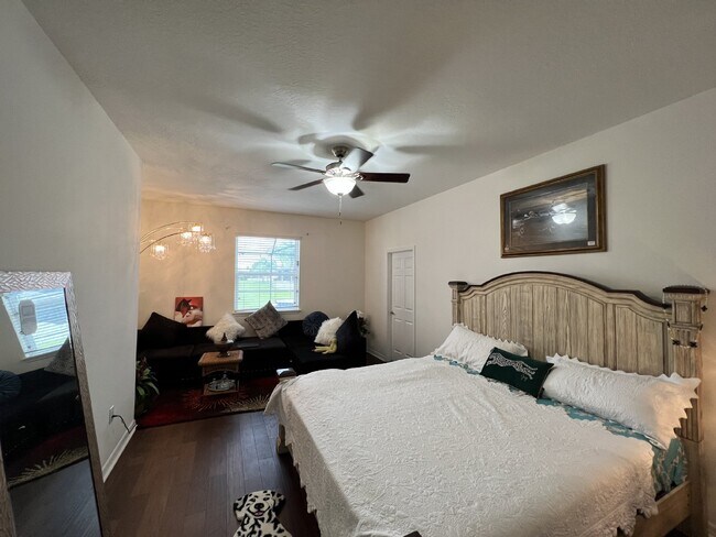 Building Photo - "Spacious 4-Bedroom Lutz Home with Elegant...