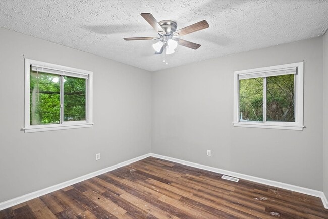 Building Photo - 3100 Fern Valley Dr SW