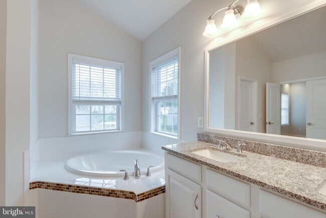 Building Photo - 41256 Lenah Point Dr