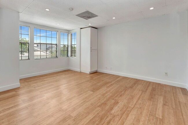 Building Photo - 14771 Plaza Dr