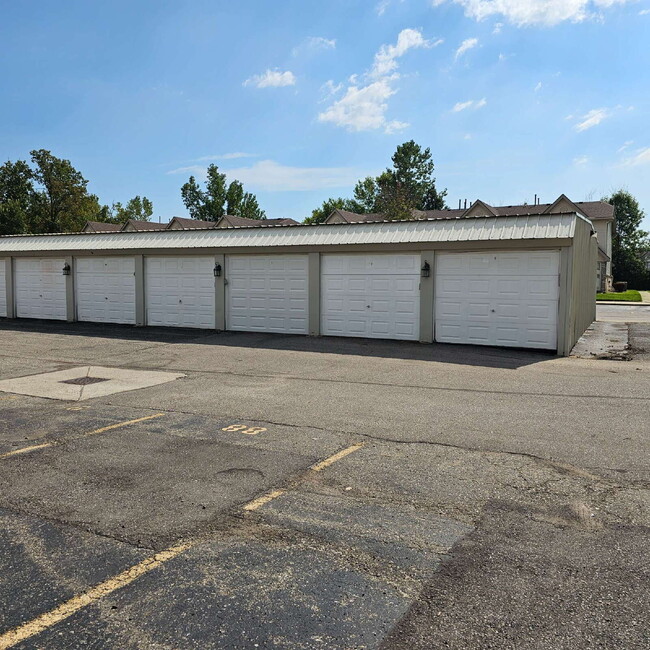 Building Photo - 2 Bedroom, 1.5 Bathroom Townhouse. Large L...