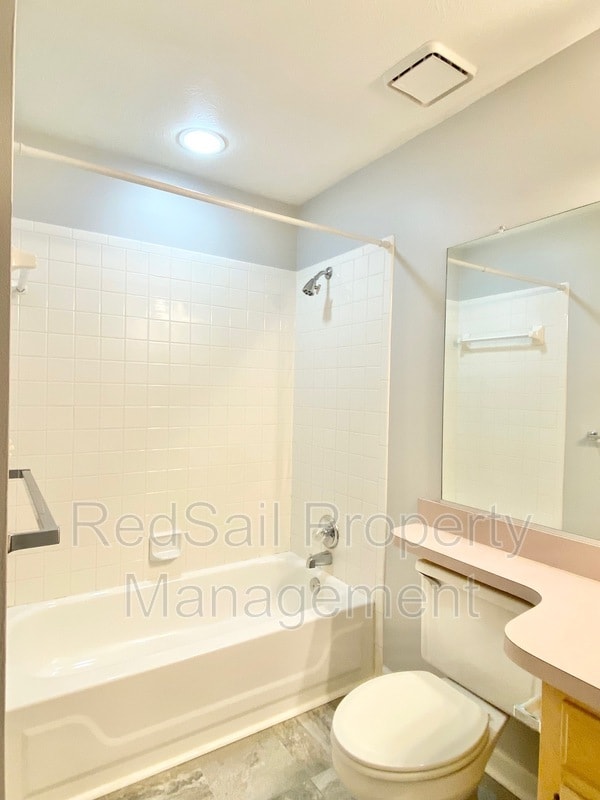 Building Photo - 6 Pine Lake Ct