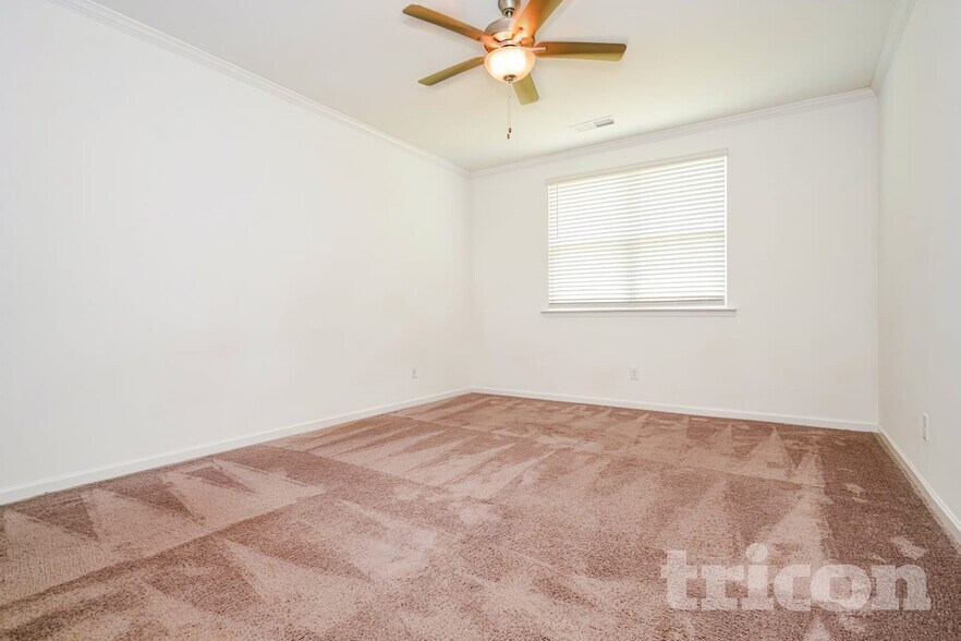 Building Photo - 153 Everett Sq