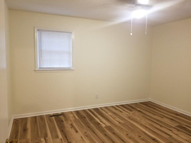 Building Photo - 124 Perry Dr