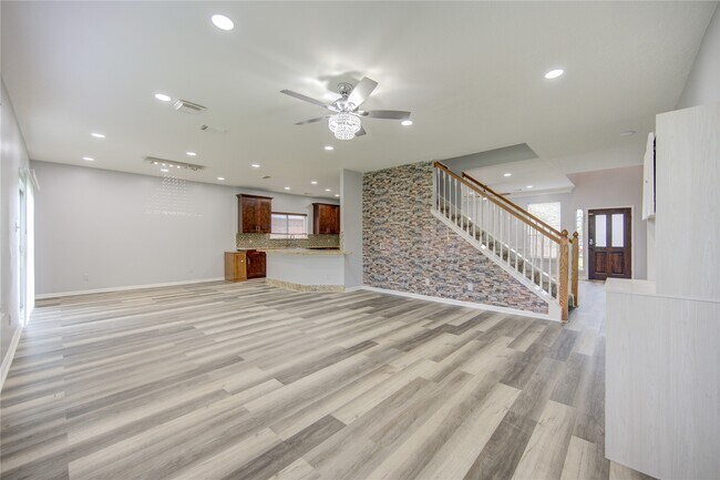 Building Photo - 9351 Royal Way