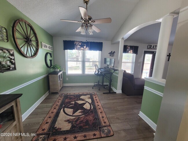 Building Photo - 906 County Rd 217