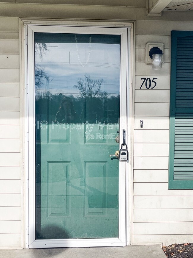 Primary Photo - 705 Sanquine Way