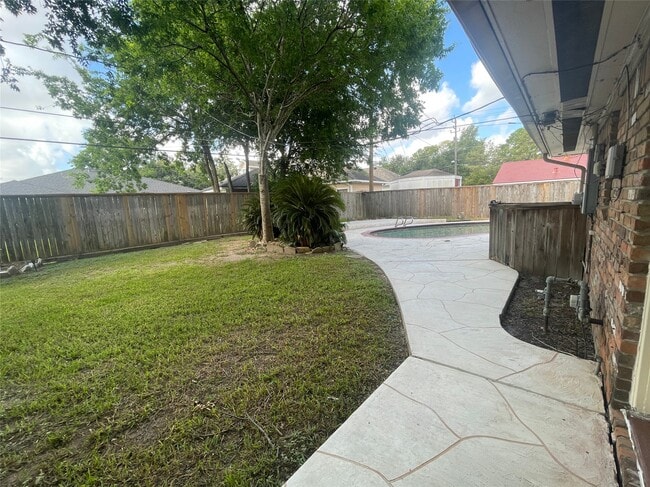 Building Photo - 9655 Meadowcroft Dr