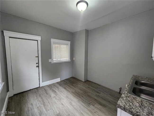 Building Photo - 1138 E 114th St