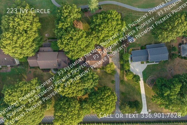 Building Photo - 223 Ivy Cir