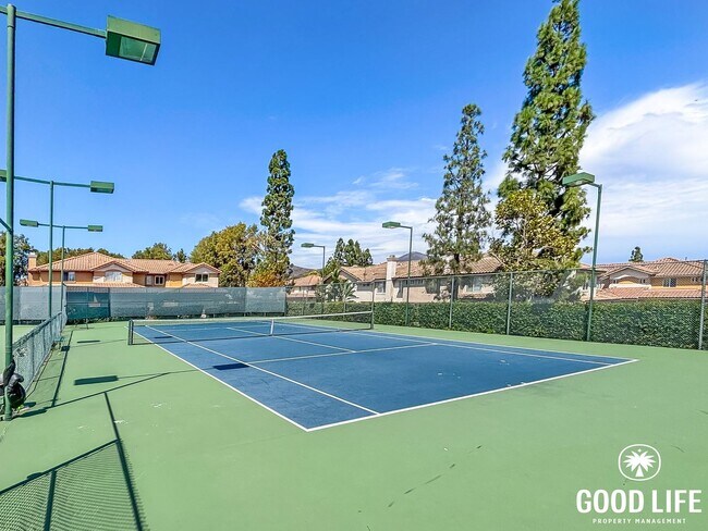 Building Photo - Modern 4BD/3BA Townhouse in San Miguel Ran...