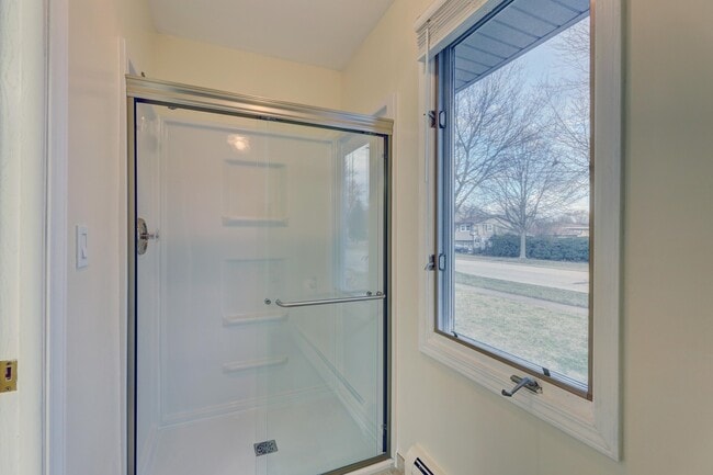 Building Photo - 547 Eichler Dr