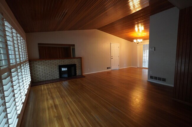 Building Photo - 2806 San Pedro Dr NE