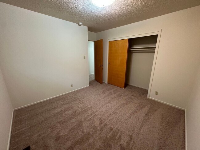 Building Photo - 3 Bedroom 2 Bathroom Duplex in Greenhaven