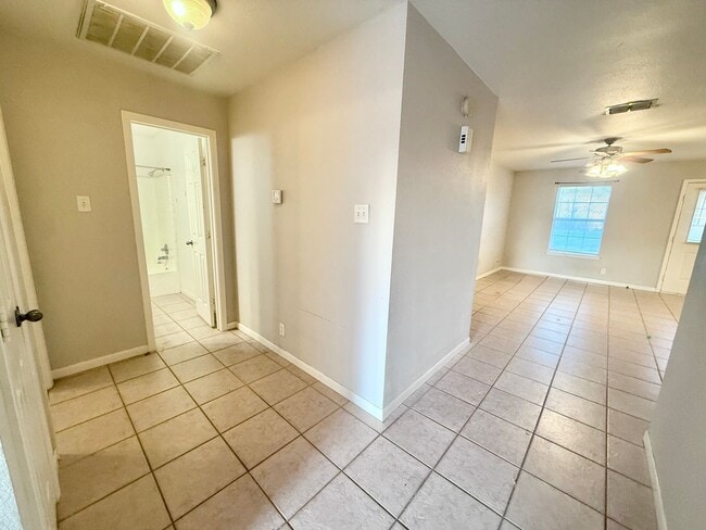 Building Photo - Spacious 2-bed/2-bath!