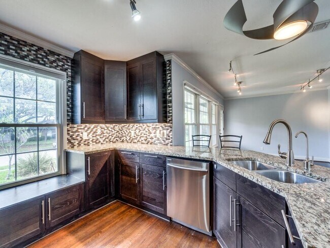 Building Photo - 9520 Ash Creek Dr