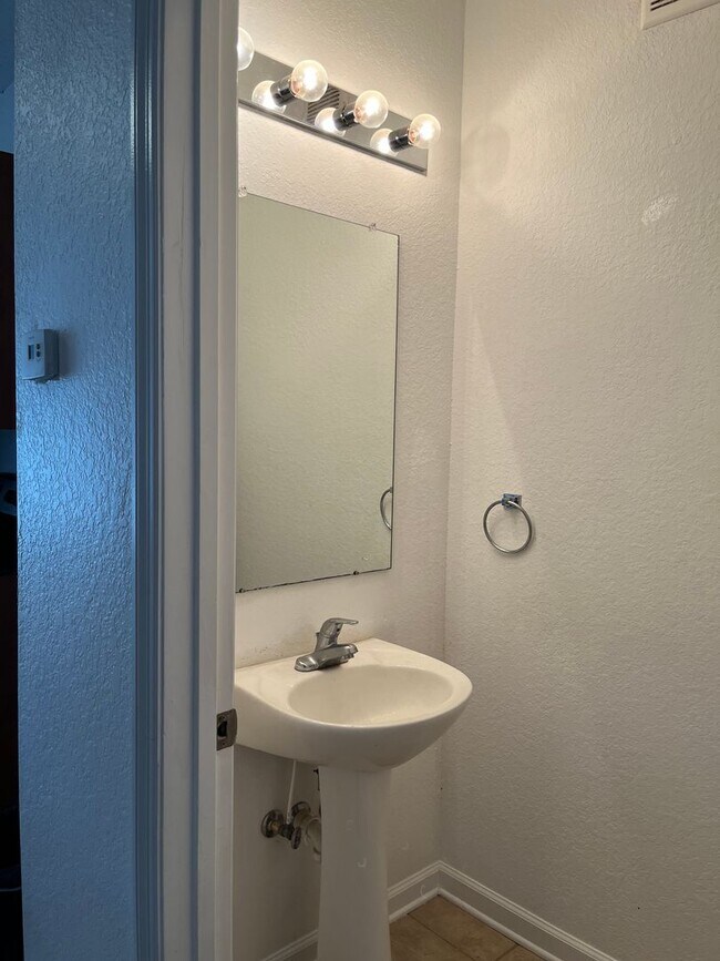 Building Photo - Beautiful Wexford Townhome!