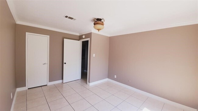 Building Photo - 6358 Crestside Dr