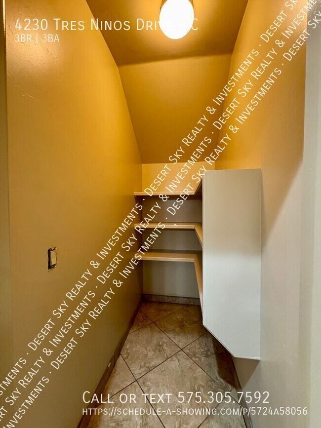 Building Photo - 4230 Tres Ninos Dr