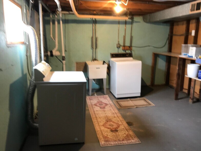 Building Photo - 782 N Van Auken St