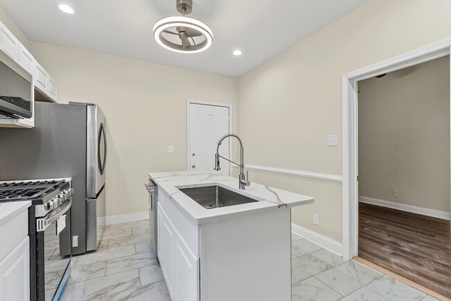 Building Photo - 4704 W Monroe St